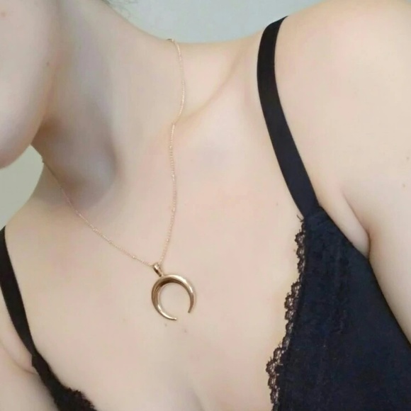 ❤️ 3/$30 Crescent Horn Moon Necklace - Picture 3 of 5
